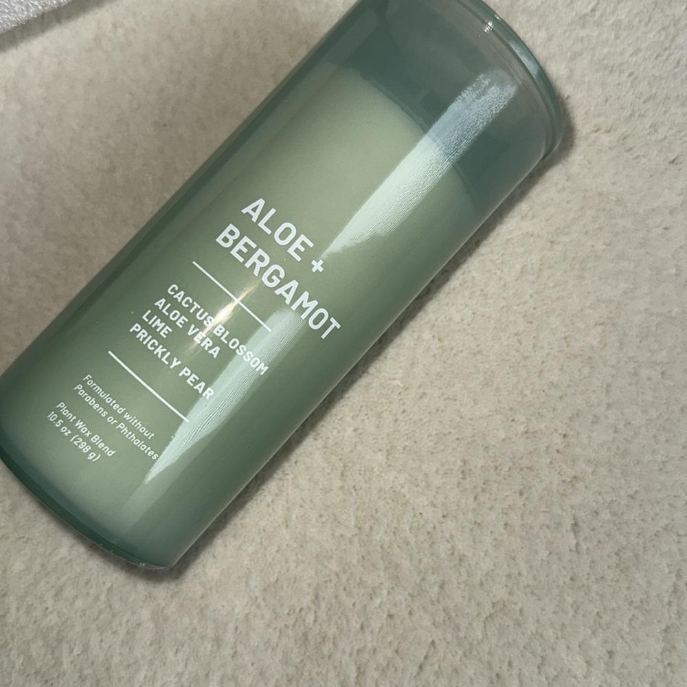 Aloe‎ + Bergamot  Candle - Green - Picture 3 of 15